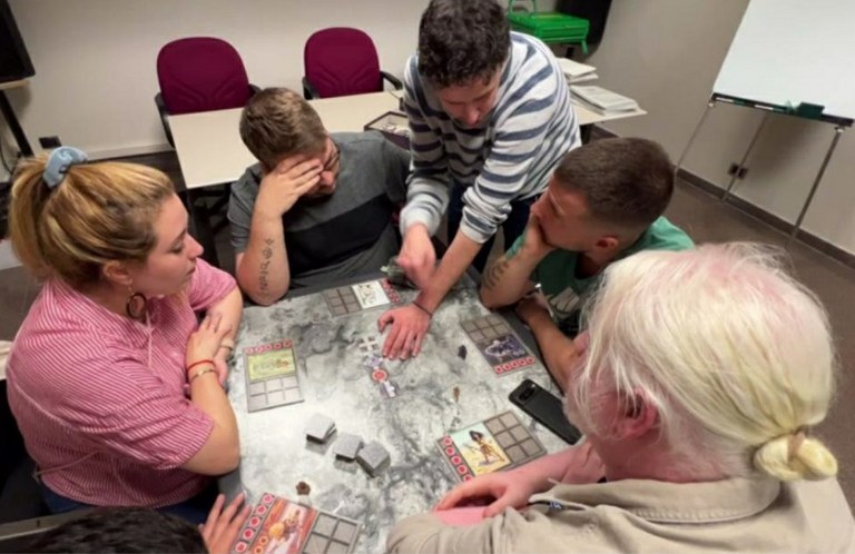 Jugadores aprendiendo a jugar al Karak