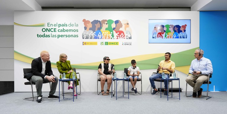 Primer panel del acto con Charles,  Hayat,  Marcela, Qussay, su padre y Luis Villar