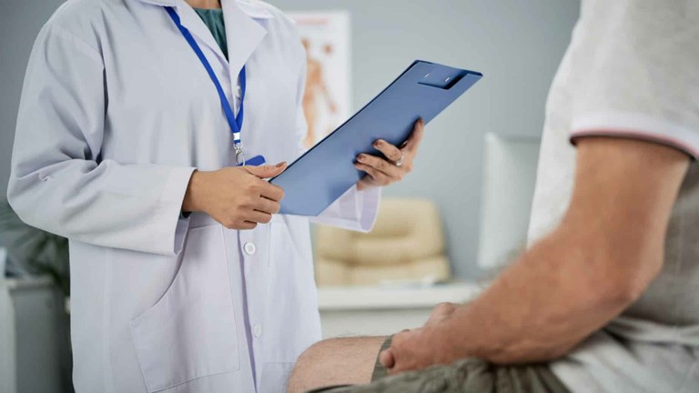 Imagen de un médico y un paciente en consulta