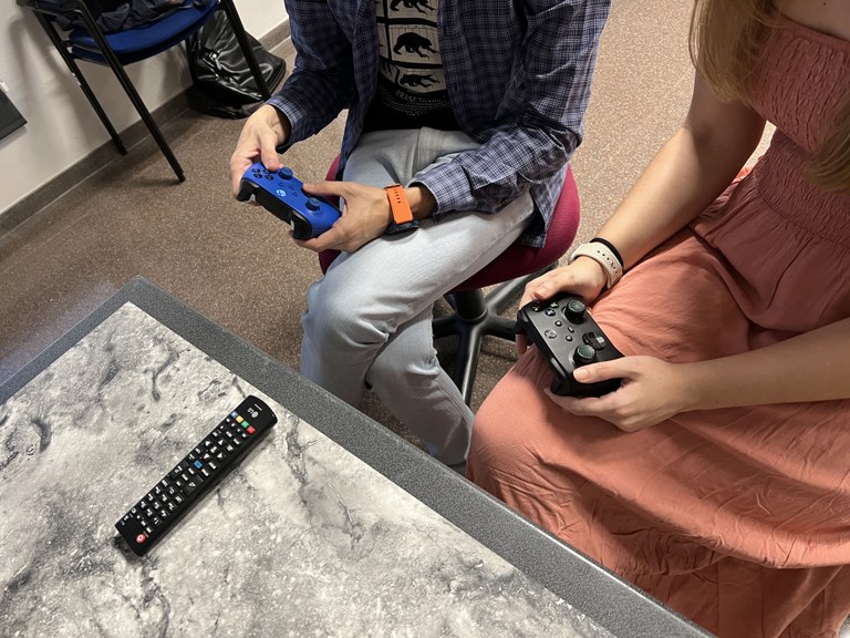 Partida a la videoconsola para dos jugadores con dos mandos