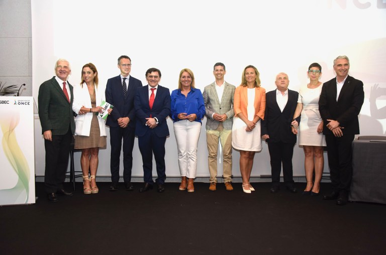 Foto de familia del acuerdo entre Grupo Social ONCE y Hosbec