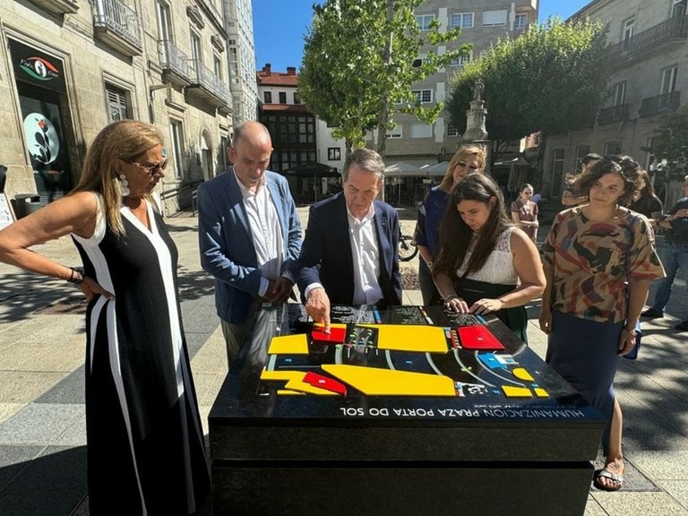 El alcalde Abel Caballero y otros responsables municipales y de la ONC E ante la maqueta tiflológica en la Porta do Sol