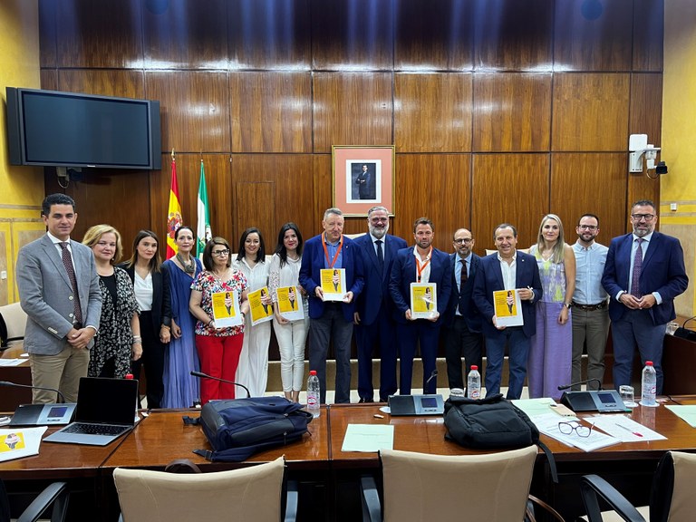 Foto de familia de la Comisión de Inclusión  junto a Cristóbal Martínez y José Manuel Román