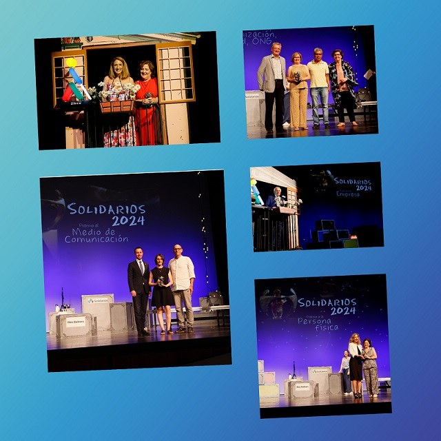 Premiados recogiendo sus galardones