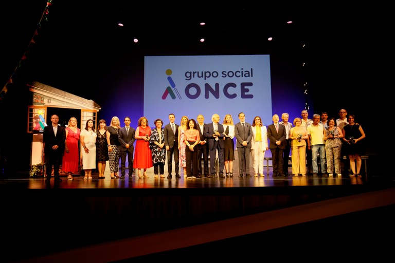 Premiados con los Solidarios Grupo Social ONCE Illes Balears 2024, junto a autoridades y responsables ONCE