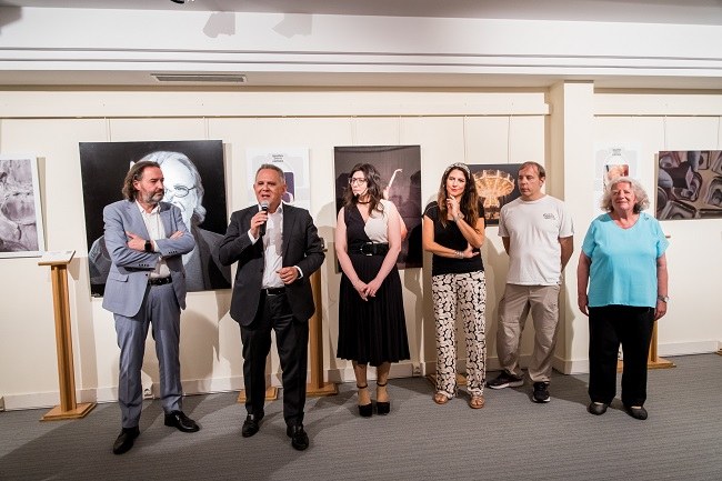 Foto de familia de todos los participantes en la presentación