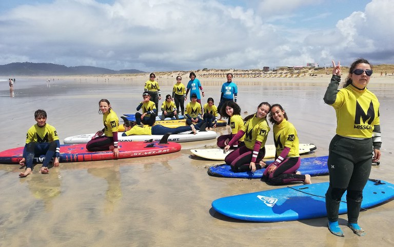 Los jóvenes participantes aprendiendo surf en Pontevedra