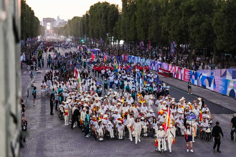 La delegación española entrando en la Plaza de la Concordia