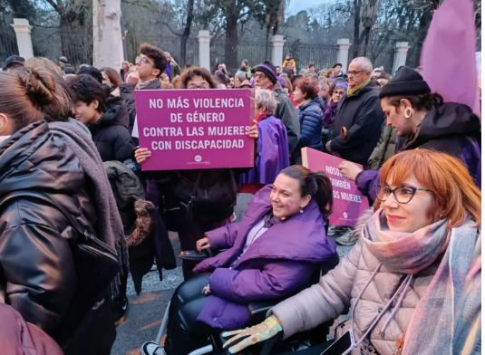 Mujeres con discapacidad en una movilización promovida por FCM