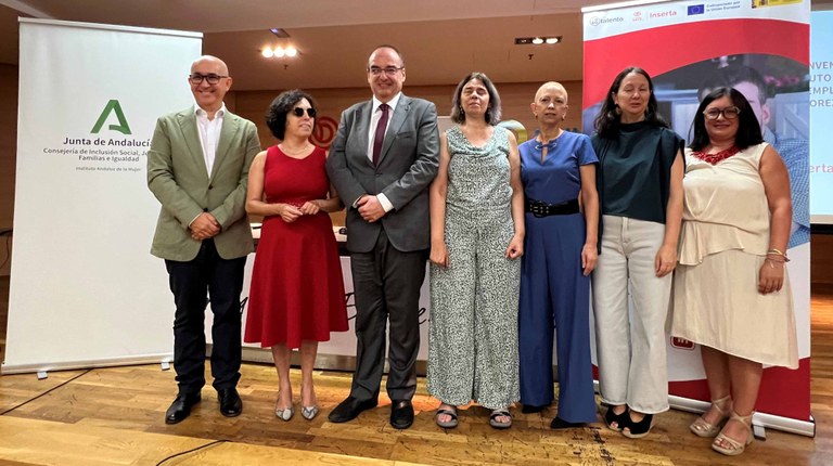 Foto de familia tras la firma del convenio