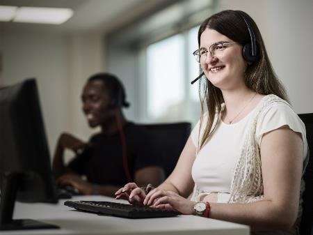 Trabajadora de un call center de Ilunion