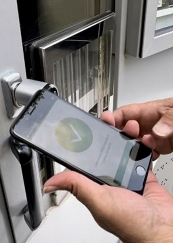 Móvil abriendo una cerradura