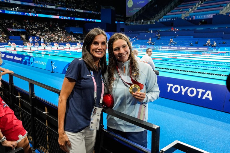 Anastasia  Dmytriv muestra su medalla junto a la reina Letizia
