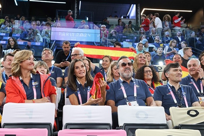 La Reina junto a autoridades españolas en París