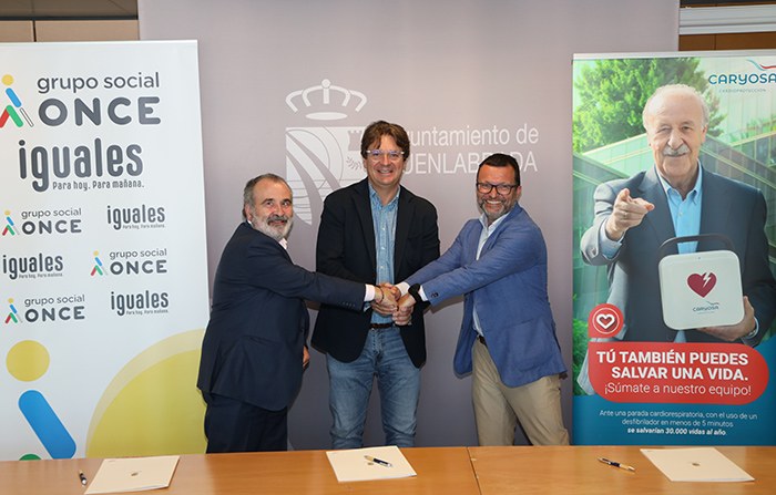 Los tres responsables estrechan sus manos