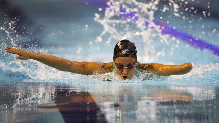 Nadadora con discapacidad en una piscina adaptada