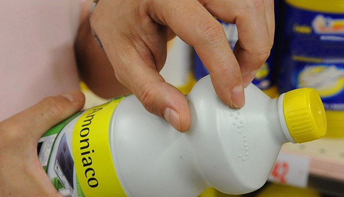 Una persona ciega lee la etiqueta en braille de un producto