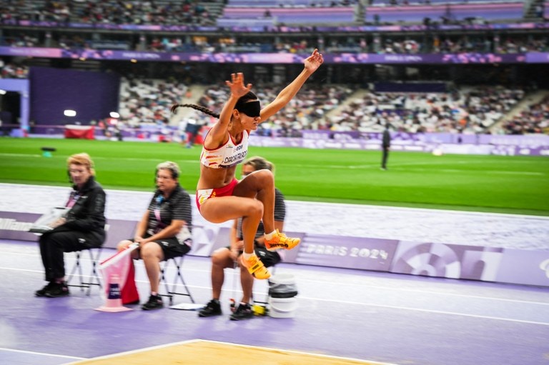 Alba García en pleno salto