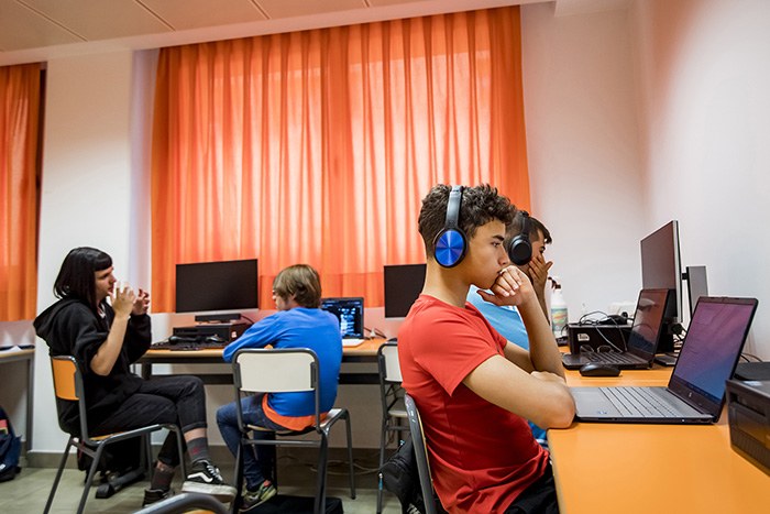 Varios chavales en el aula de informática del CRE de Madrid
