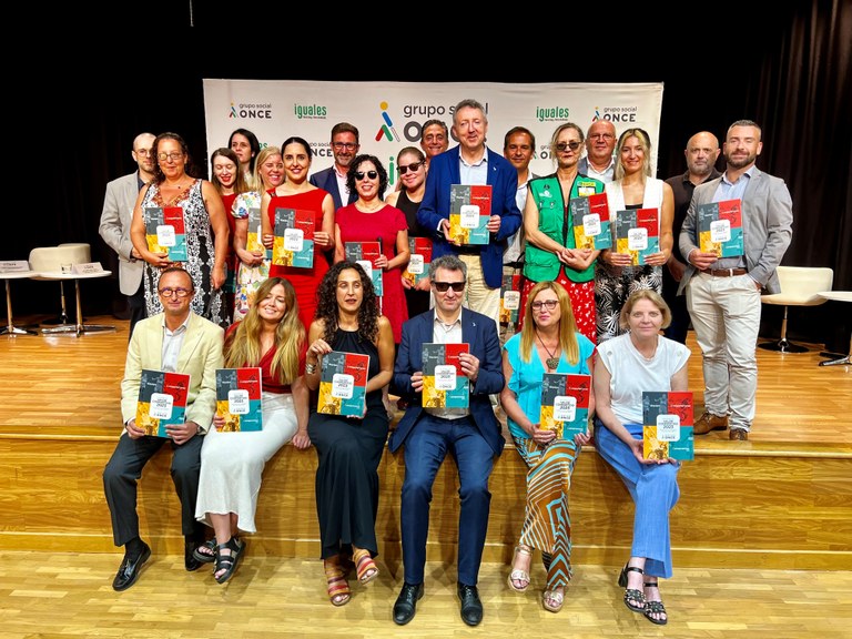 Foto de familia de todos los responsables territoriales de la ONCE en Andalucía junto a trabajadores en el acto de presentación del IVC 2023 en Sevilla