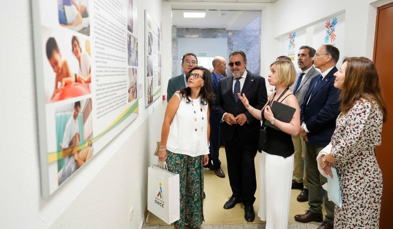 Ana Varas explica uno de los paneles de la exposición a Miguel Carballeda, Pilar López y Amaya Mendicoechea