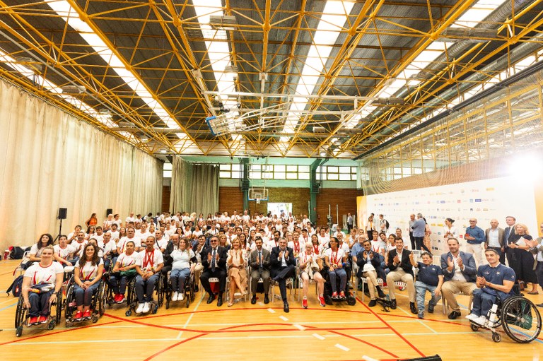 Foto de familia del acto de acogida en Madrid del equipo paralímpico