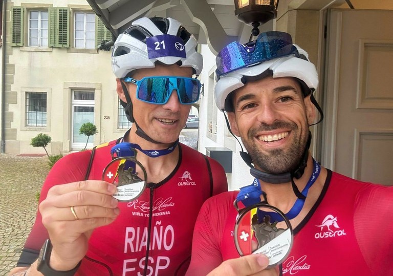 Riaño y Alaguero con la medalla