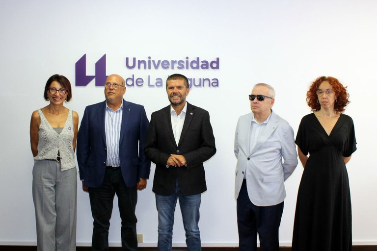 Foto de familia del acto de la firma del acuerdo