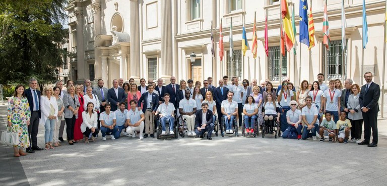 Deportistas, representantes del Comité Paralímpico Español y senadores en la Cámara Alta | Foto del Senado