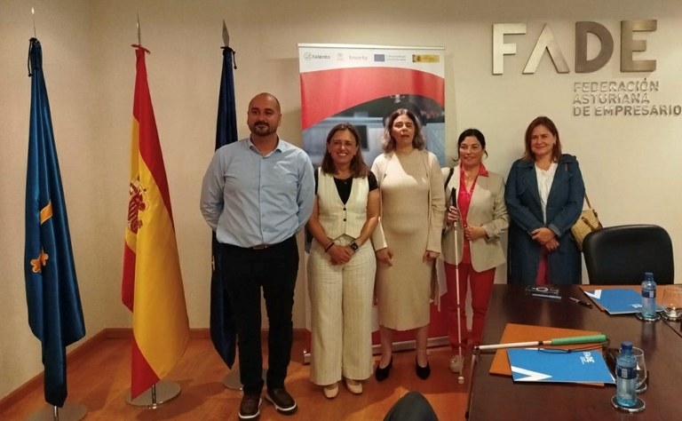 Foto de familia de la firma entre Inserta y FADE