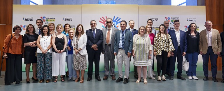 Foto de familia de la inauguración de la exposición que celebra 60 años de la Escuela de Fisioterapia ONCE