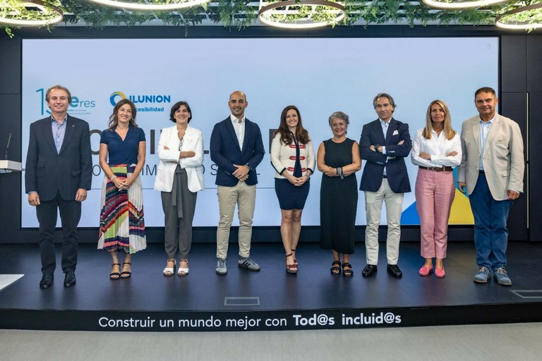 Fotografía de familia de los participantes en la jornada de Fundación Seres e Ilunion Accesibilidad