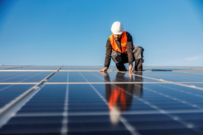 Operador colocando paneles solares en una de las instalaciones de Ilunion