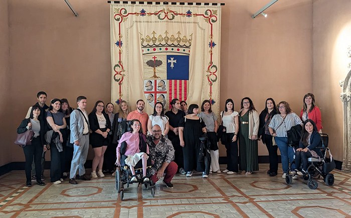 Un grupo de jóvenes con discapacidad visita la sede de las Cortes de Aragón