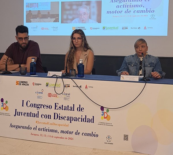 Alberto Bartolomé en su mesa
