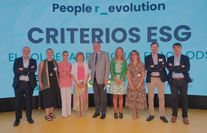 Foto de familia de los participantes de ONCE y CEOE