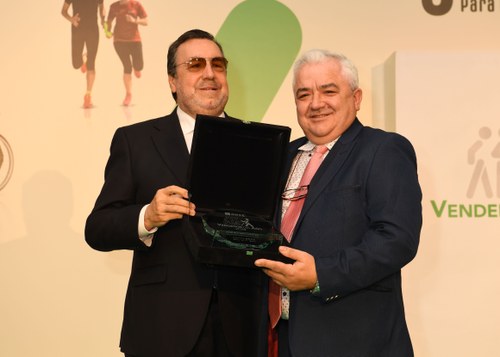 Botana recogiendo su premio como mejor vendedor de Galicia en 2019 de manos del presidente del Grupo Social ONCE, Miguel Carballeda
