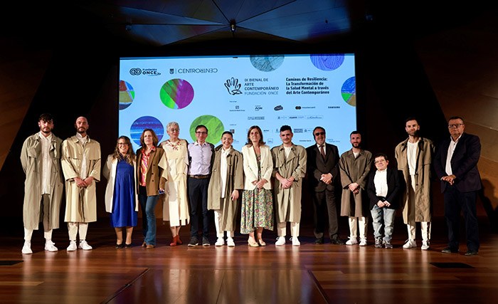 Foto de familia de los participantes en la presentación