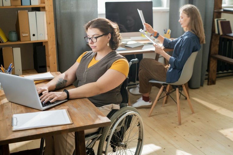 Joven con  discapacidad en su puesto de trabajo