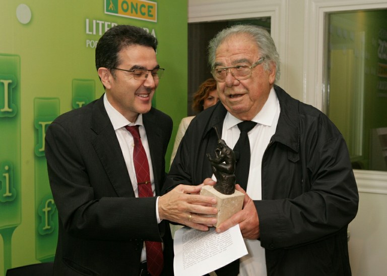 Angel García López recoge de manos de Andrés Ramos el premio Amigo de los Tiflos en 2017