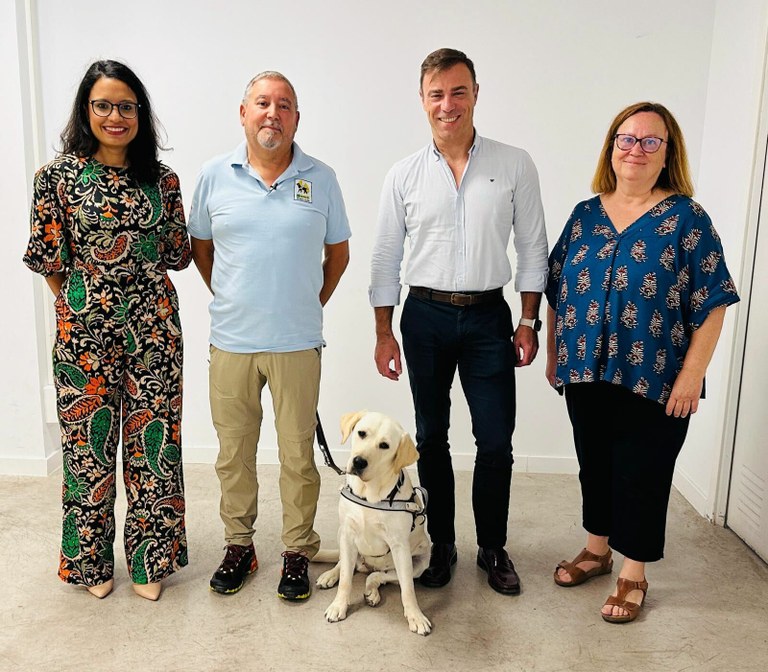 Foto de familia de la firma del acuerdo entre la FOPG y Uber