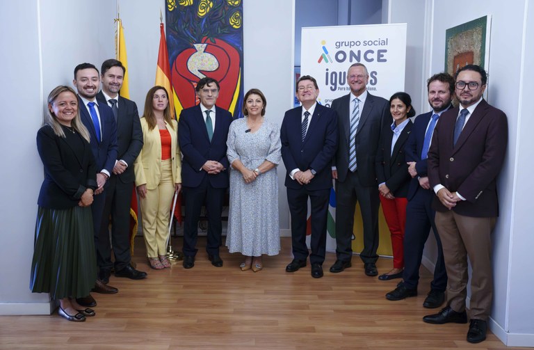 Foto de familia de todos los participantes en la firma del convenio