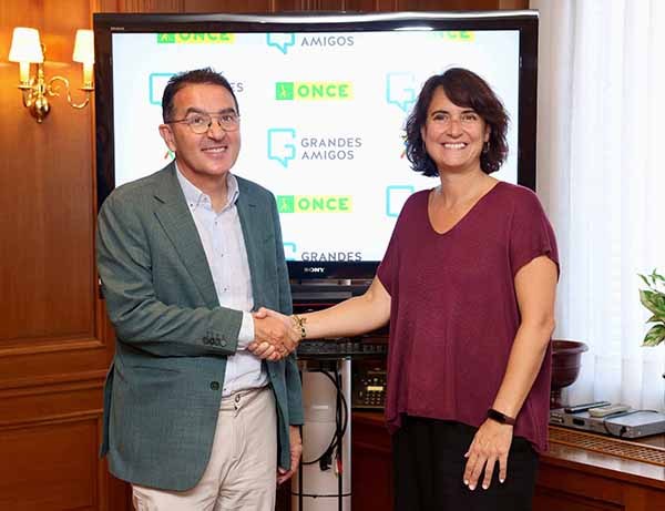 Andrés Ramos y Mercedes Vilegas estrachan sus manos tras la firma del convenio