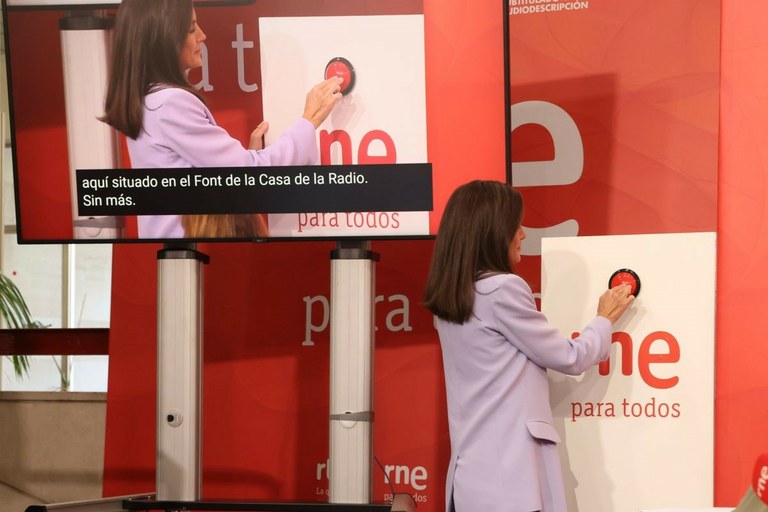 La reina Letizia en el momento que pulsa el botón para que arranque RNE para todos’ |Foto de la Casa del Rey