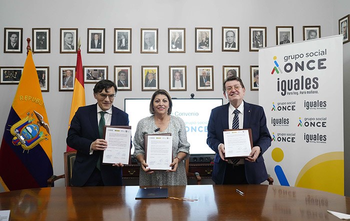 Durán, Andrade y Sánchez posan con el convenio