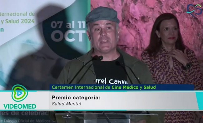 Greg Marles recogiendo el galardón