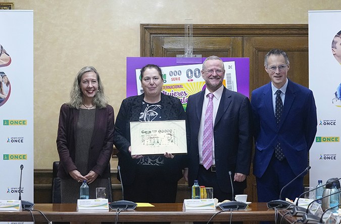 Patricia Sanz, Begoña García, Patricio Cárceles y Fernando Riaño posan con el cupón