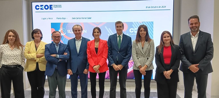 Foto de familia de acto de Ilunion con AENOR en la CEOE