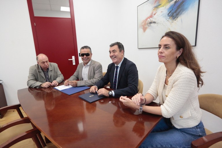 Manuel Martínez Pan y Román Rodríguez, en el centro de la imagen, flanqueados por Judith Fernández y José Ángel Abraldes