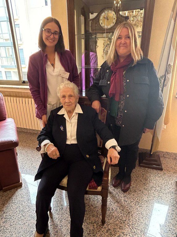 Mercedes junto a Laura Bravo y Juana Santiago